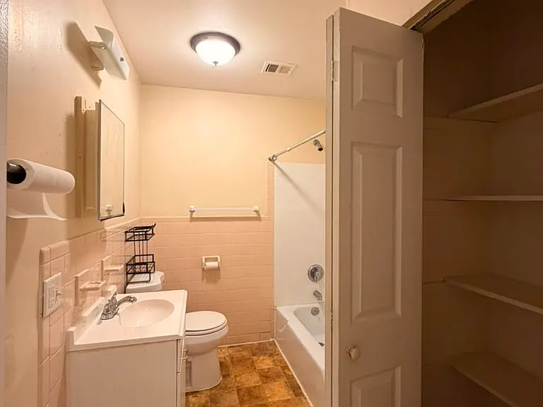 240 Sheffield Ave #1 — Photo 4