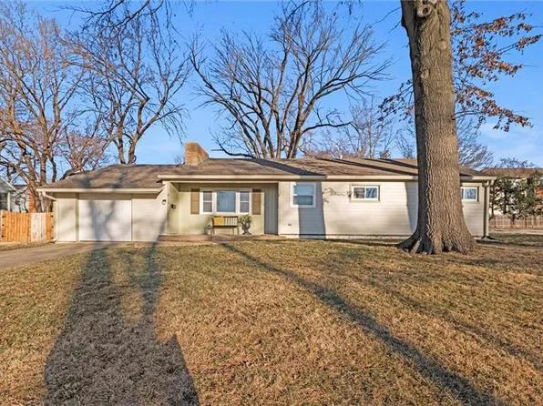 6139 Robinson St, Overland Park, KS 66202