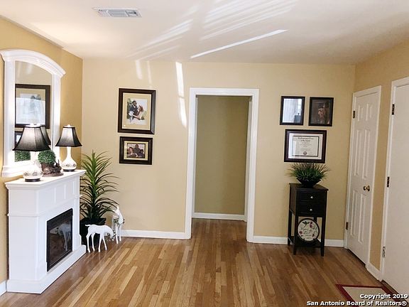 5th image of 423 Storeywood Dr
