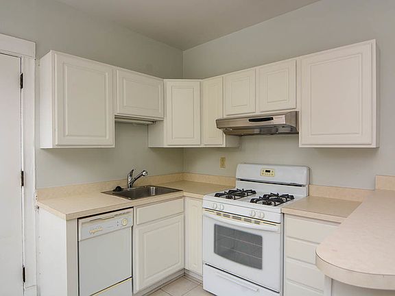 4th image of 1216 N Dearborn St #D30