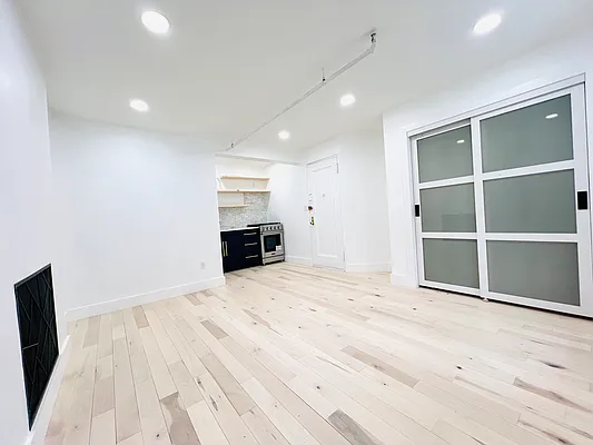 Rented by Pear NYC LLC | media 8