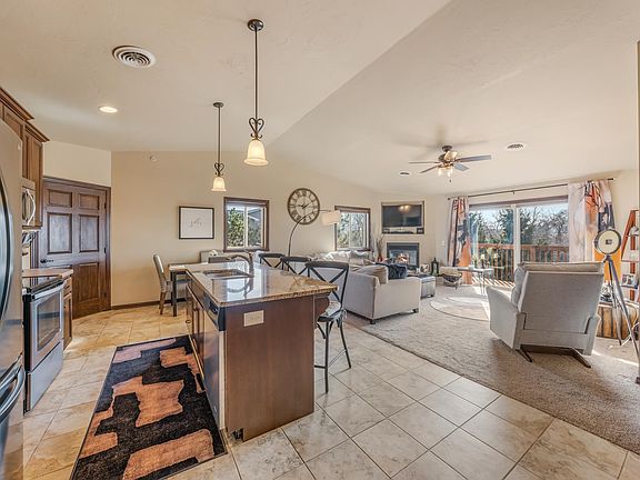 4th image of 1072 W Willis Way