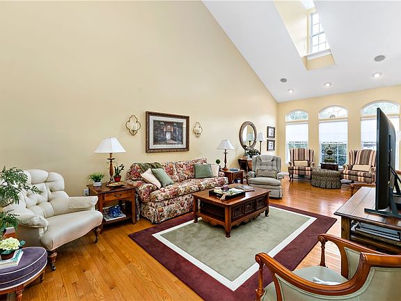 4th image of 5001 Jackson Dr