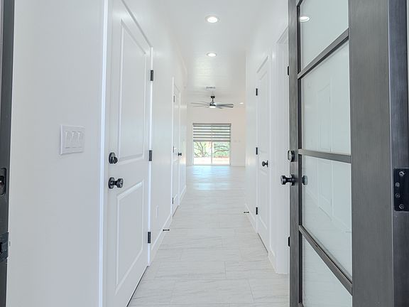 3rd image of 890 Paseo