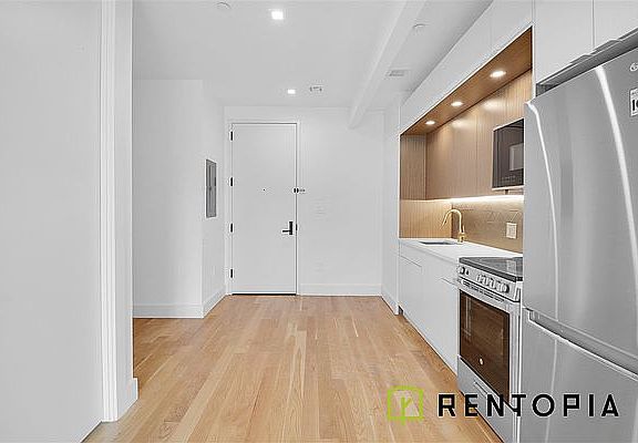 3rd image of 426 Manhattan Ave #4G