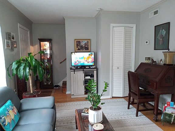 LR w/Coat Closet 17x11