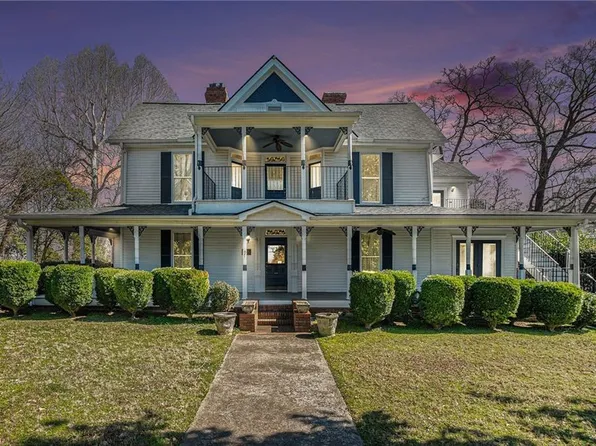 97 Benson St, Hartwell, GA 30643