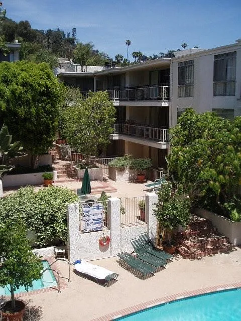 2 bed, 2.5 bath, 1600 sqft, $4,200 — Photo 2