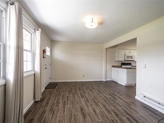 5th image of 140 Maple Park Dr