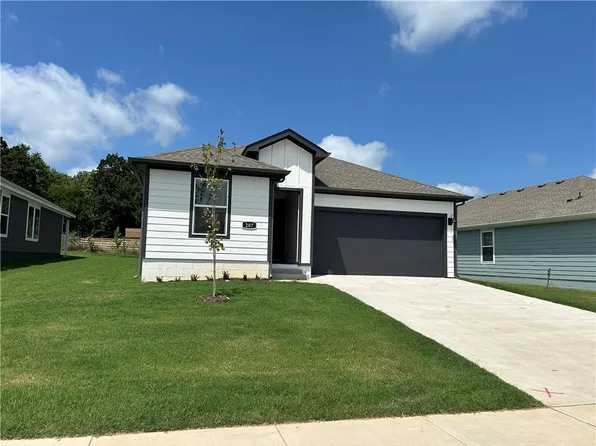 207 NW Pinwheel St, Gentry, AR 72734