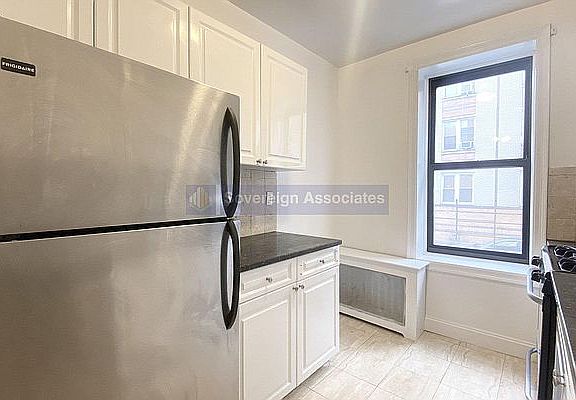 5th image of 30 Cooper St APT 1G