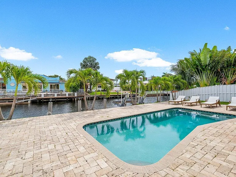 1366 SW 4th Ct — Photo 38