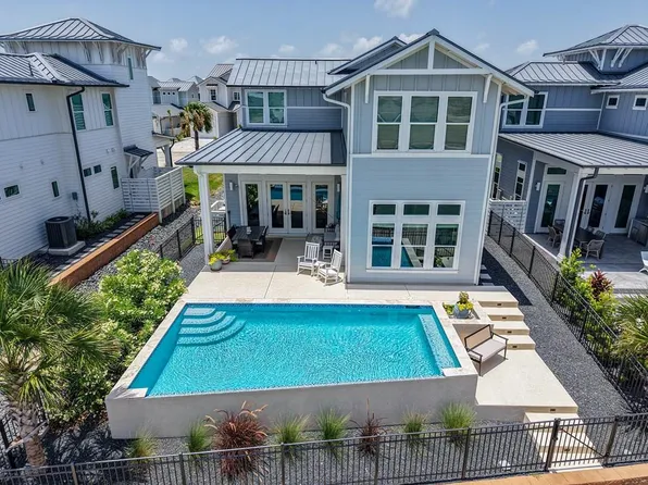 138 Foxtail Ln, Rockport, TX 78382