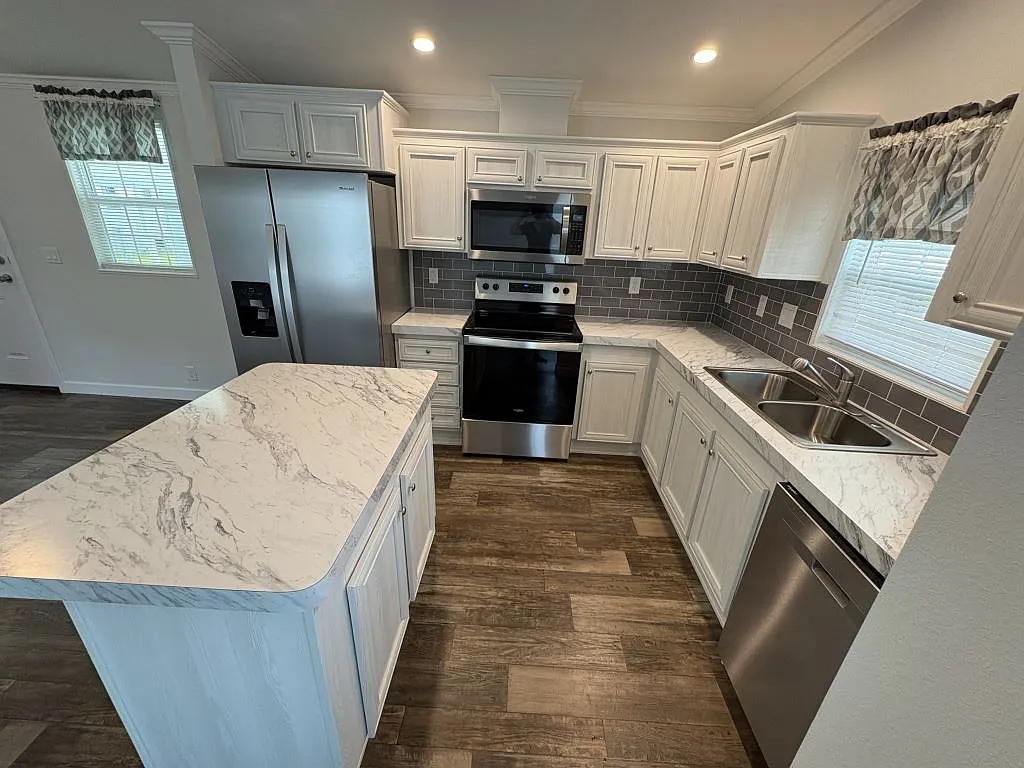 2 bed, 2.0 bath, 990 sqft, $1,333 — Photo 2