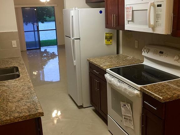 4th image of 9890 Nob Hill Ct