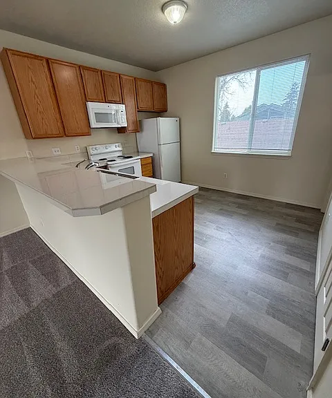 3921 SW 182nd Pl — Photo 4