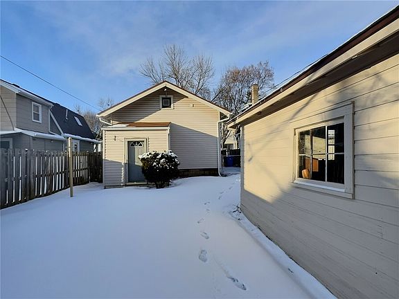 3rd image of 75 Delamaine Dr