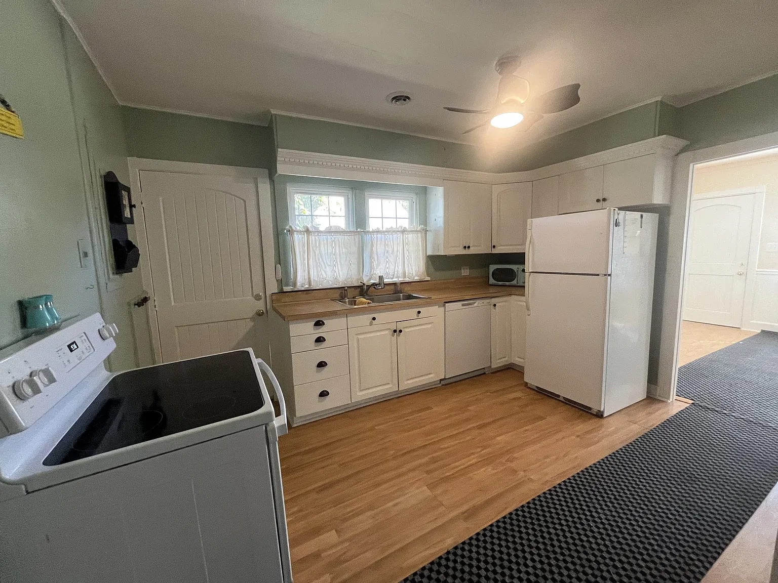 Charming 2 bed 1 bath home in Spring Lake — Photo 4