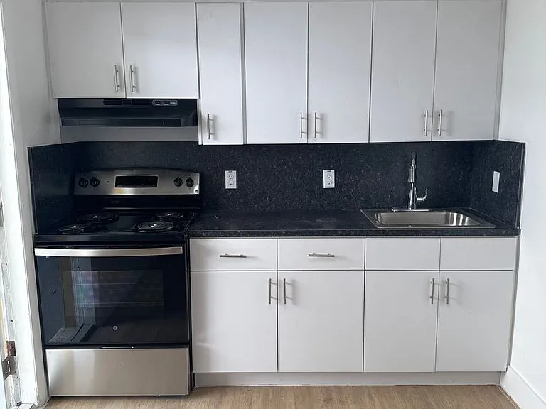 936 SW 4th St — Photo 2