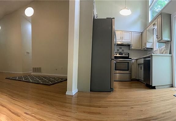 4th image of 824 E Jackson Dr