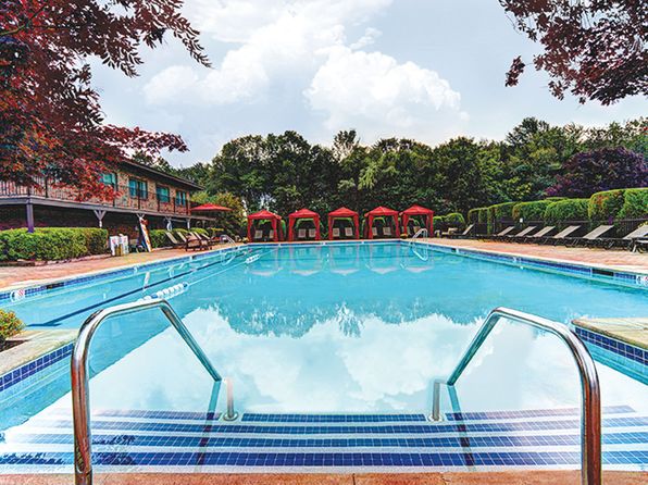 19 Royal Crest Dr #8