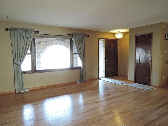 3rd image of 445 Hilltop Ave