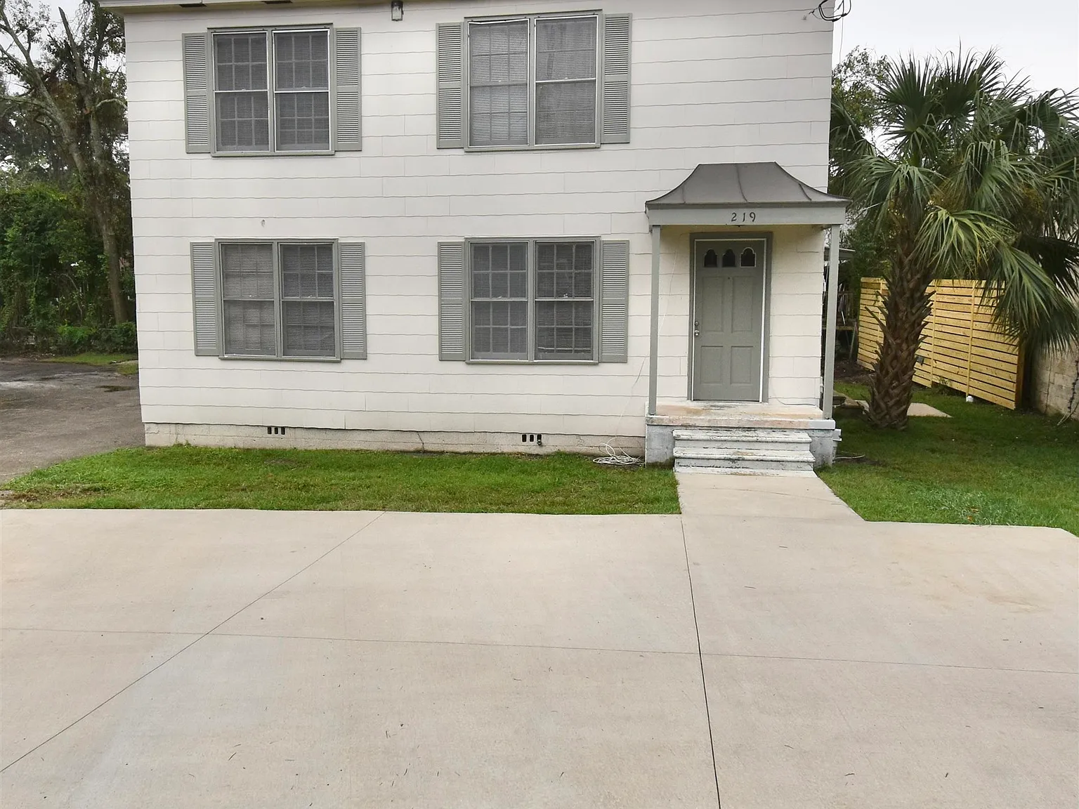 2 bed, 1.0 bath, 806 sqft, $1,200 — Photo 1