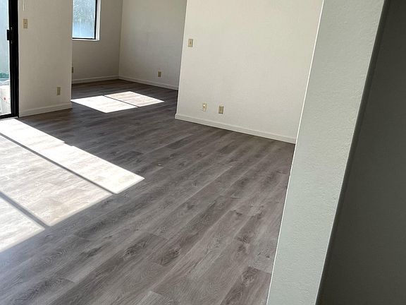 3rd image of 900 Cambridge Dr