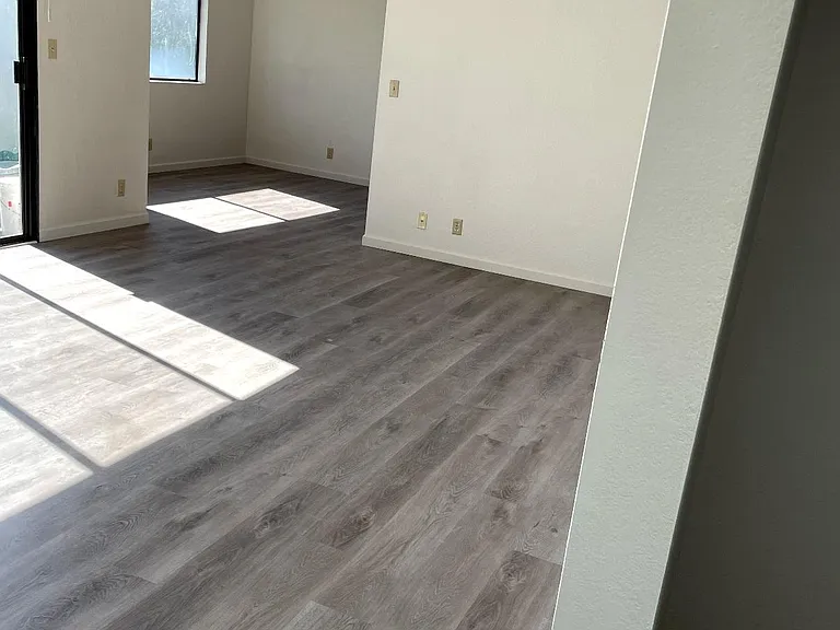 900 Cambridge Dr — Photo 3