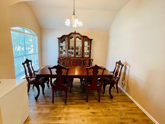 4th image of 1605 Castle Creek Dr