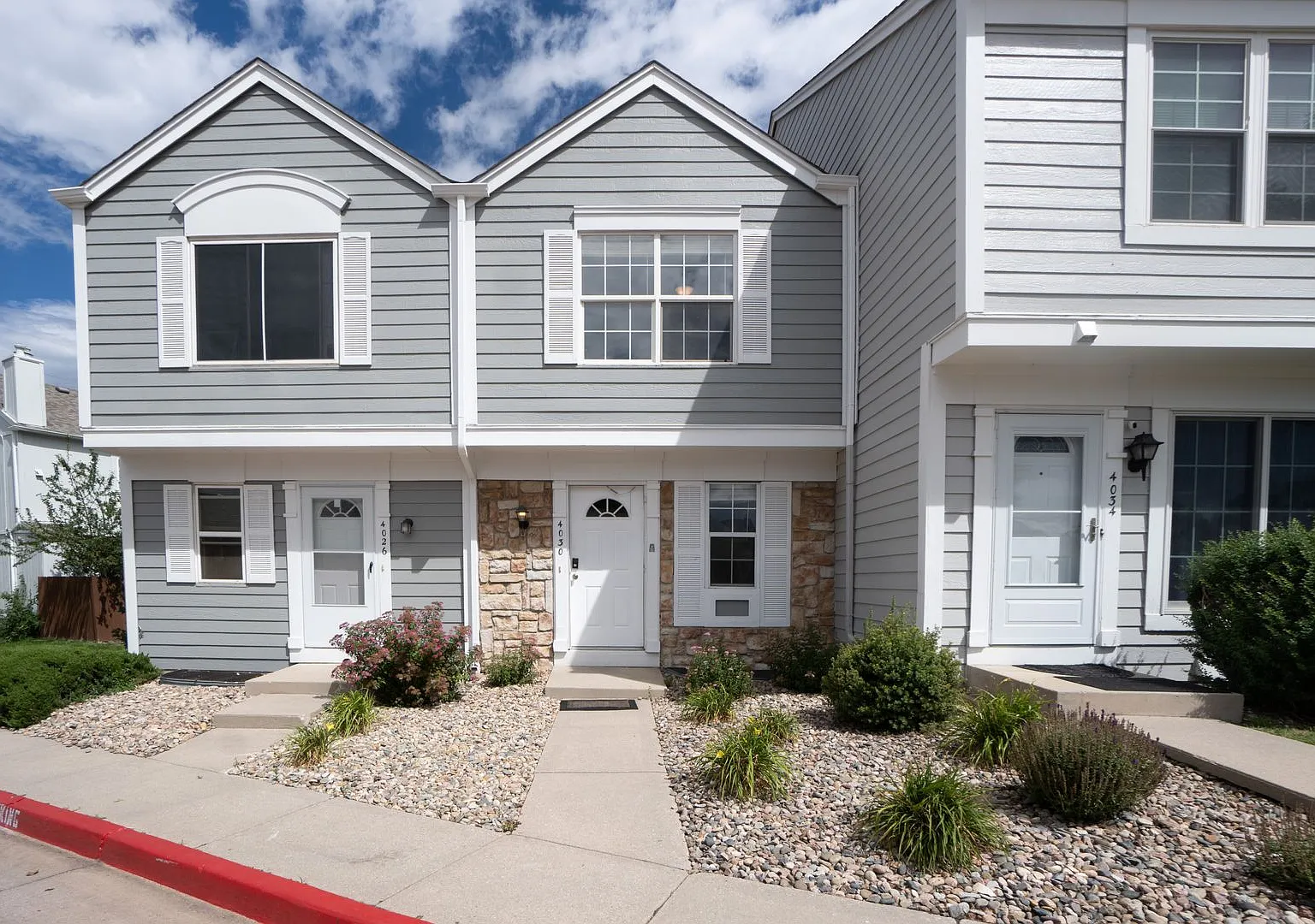 Move in ready townhome on Baytown! — Photo 1