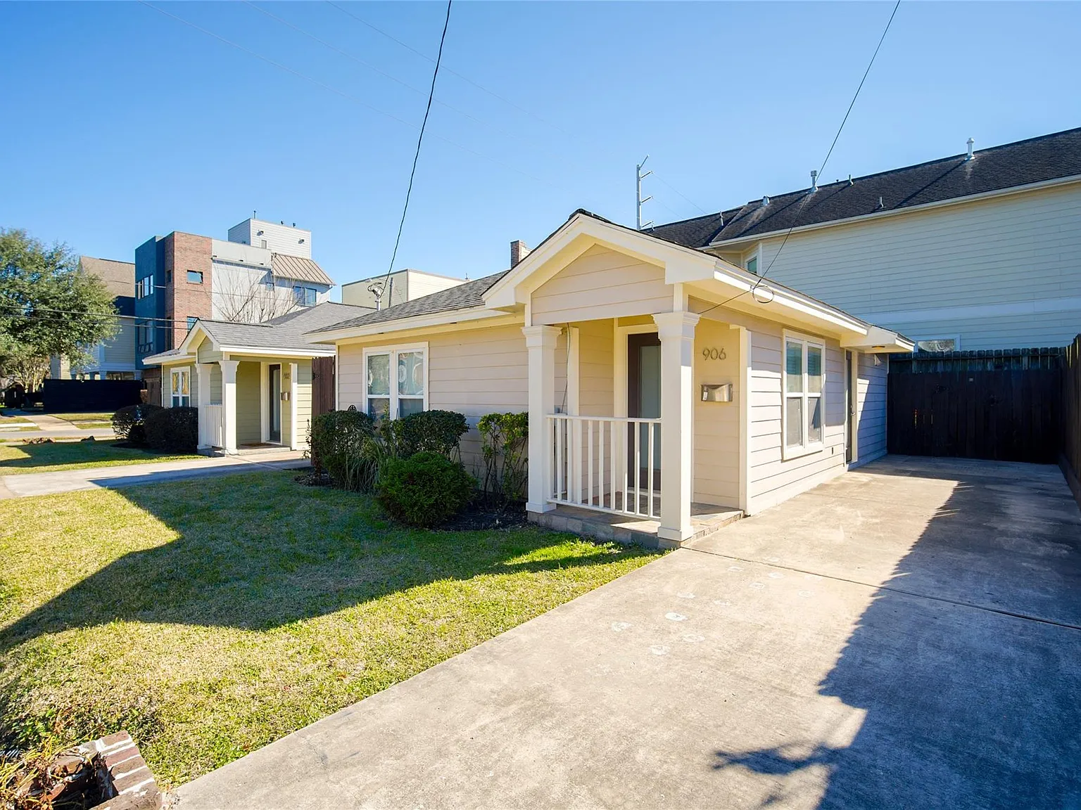 2 bed, 1.0 bath, 702 sqft, $1,950 — Photo 1