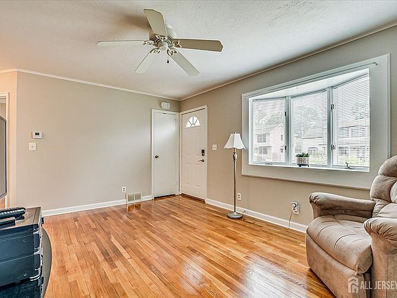 5th image of 202 Garden Dr