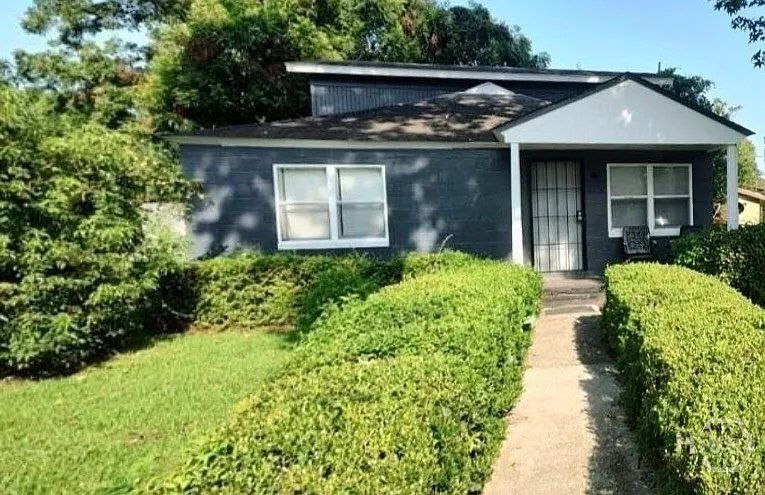 3 bed, 1.0 bath, 1204 sqft, $1,500 — Photo 2
