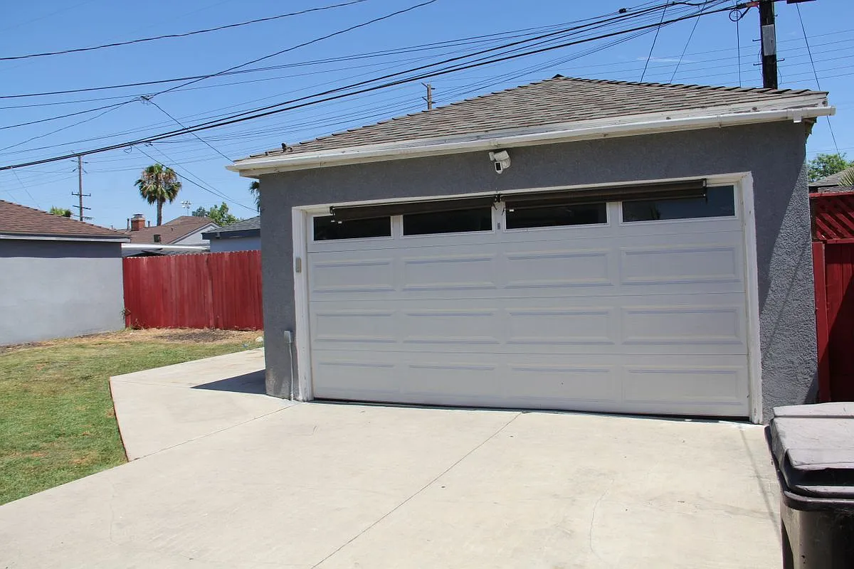 3 bed, 1.5 bath, 1096 sqft, $4,500 — Photo 3