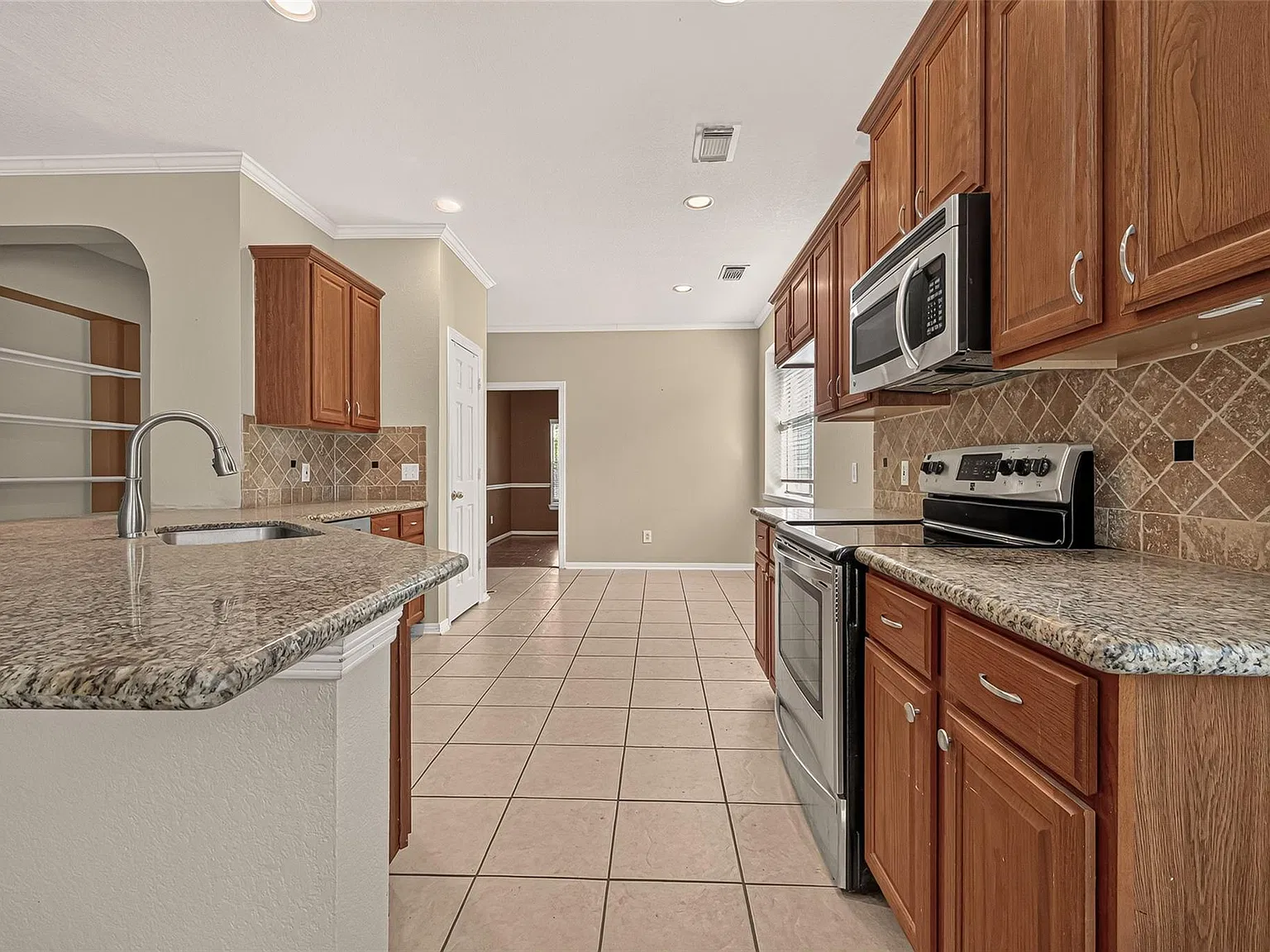 3 bed, 2.0 bath, 1737 sqft, $2,200 — Photo 4