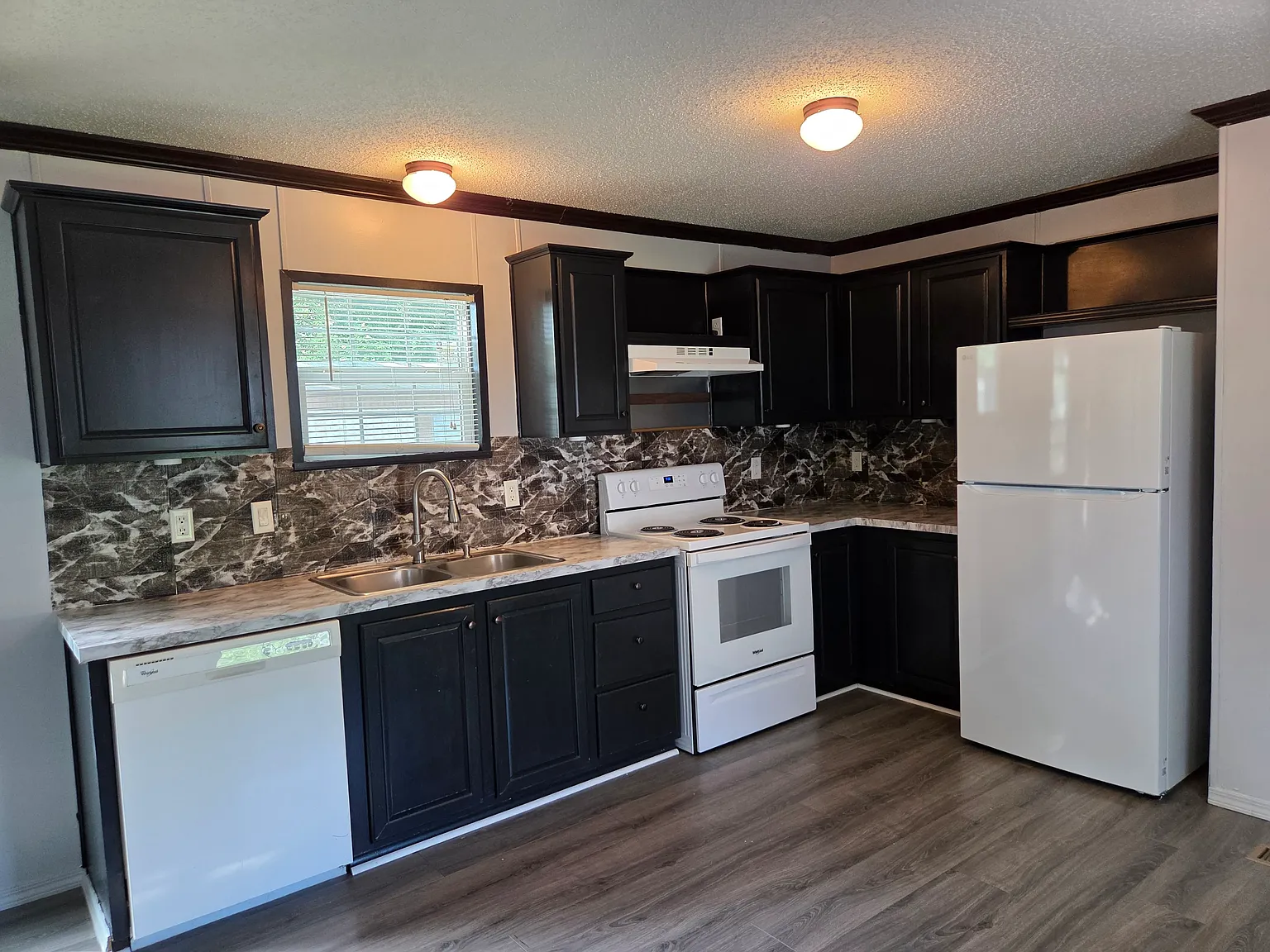 3 bed, 924 sqft, $1,200 — Photo 3