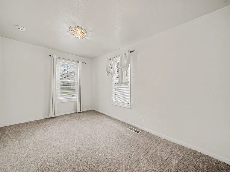 300 E Argyle St — Photo 7