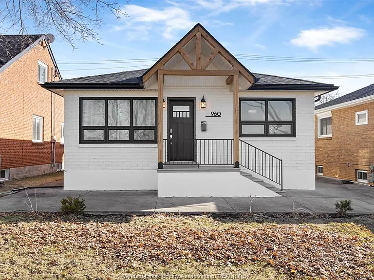 960 Janette Ave — Photo 2