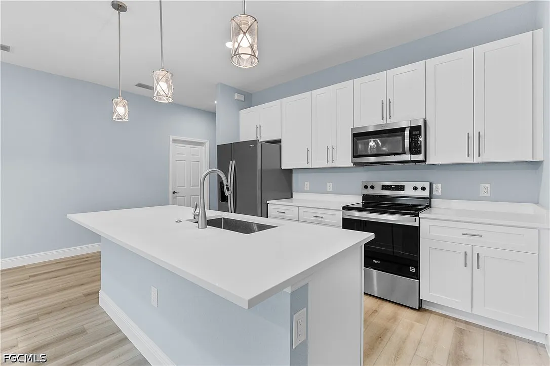 3 bed, 2.0 bath, 2394 sqft, $1,700 — Photo 3