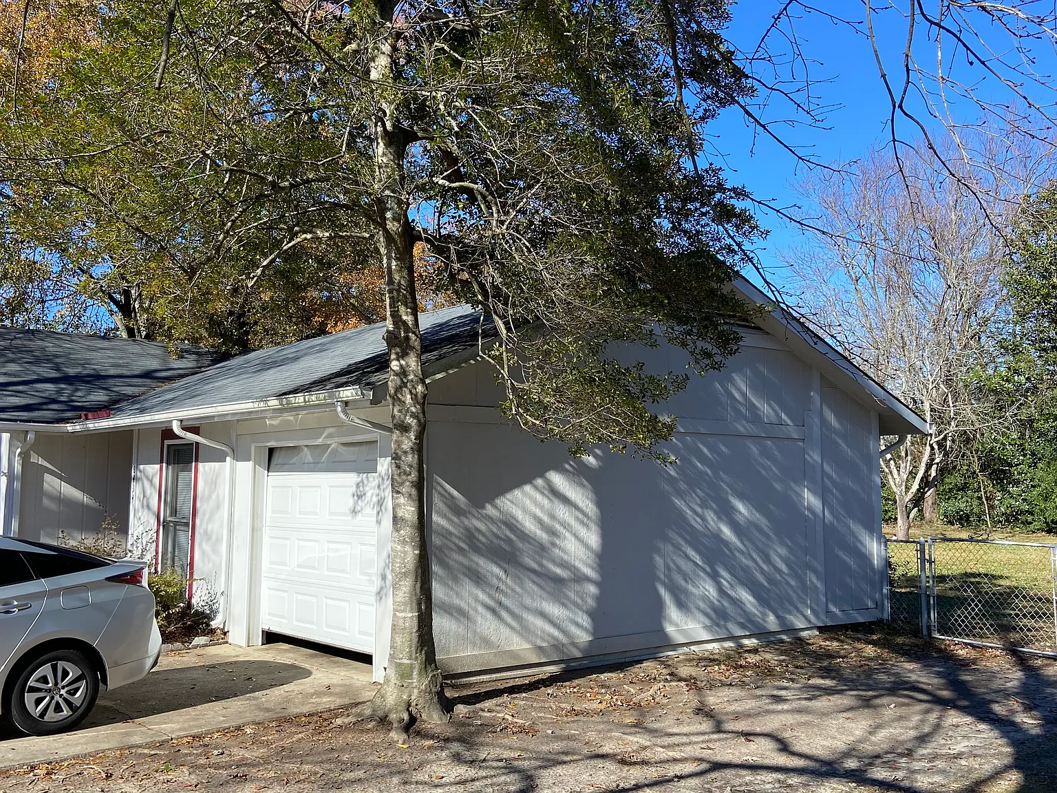 3 bed, 1.5 bath, 901 sqft, $1,100 — Photo 3