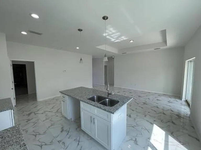 420 Hallmark Ave — Photo 5