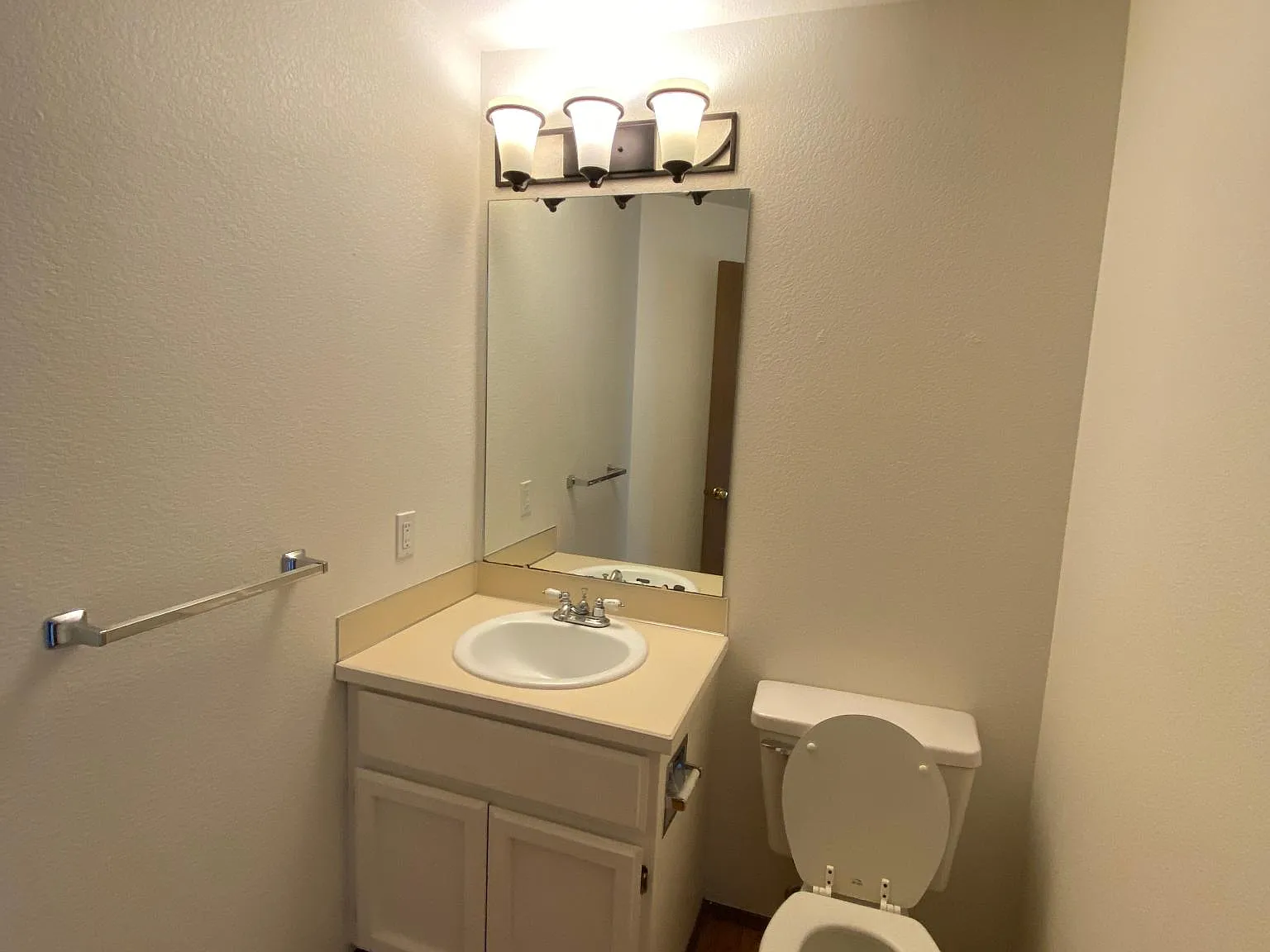 3 bed, 2.5 bath, 1660 sqft, $2,600 — Photo 4