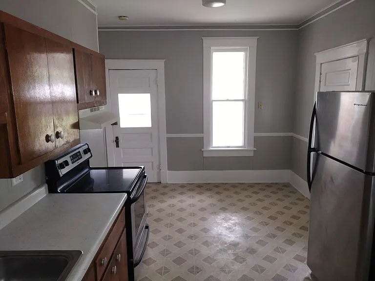 329 N Main St — Photo 4