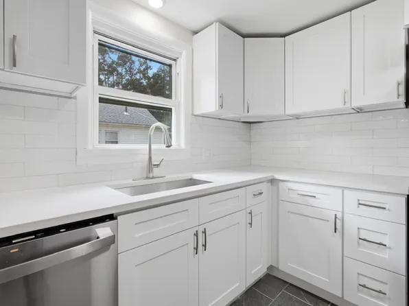 15-17 Laurel St, E. Hartford, 15 Laurel St #17, East Hartford, CT 06108