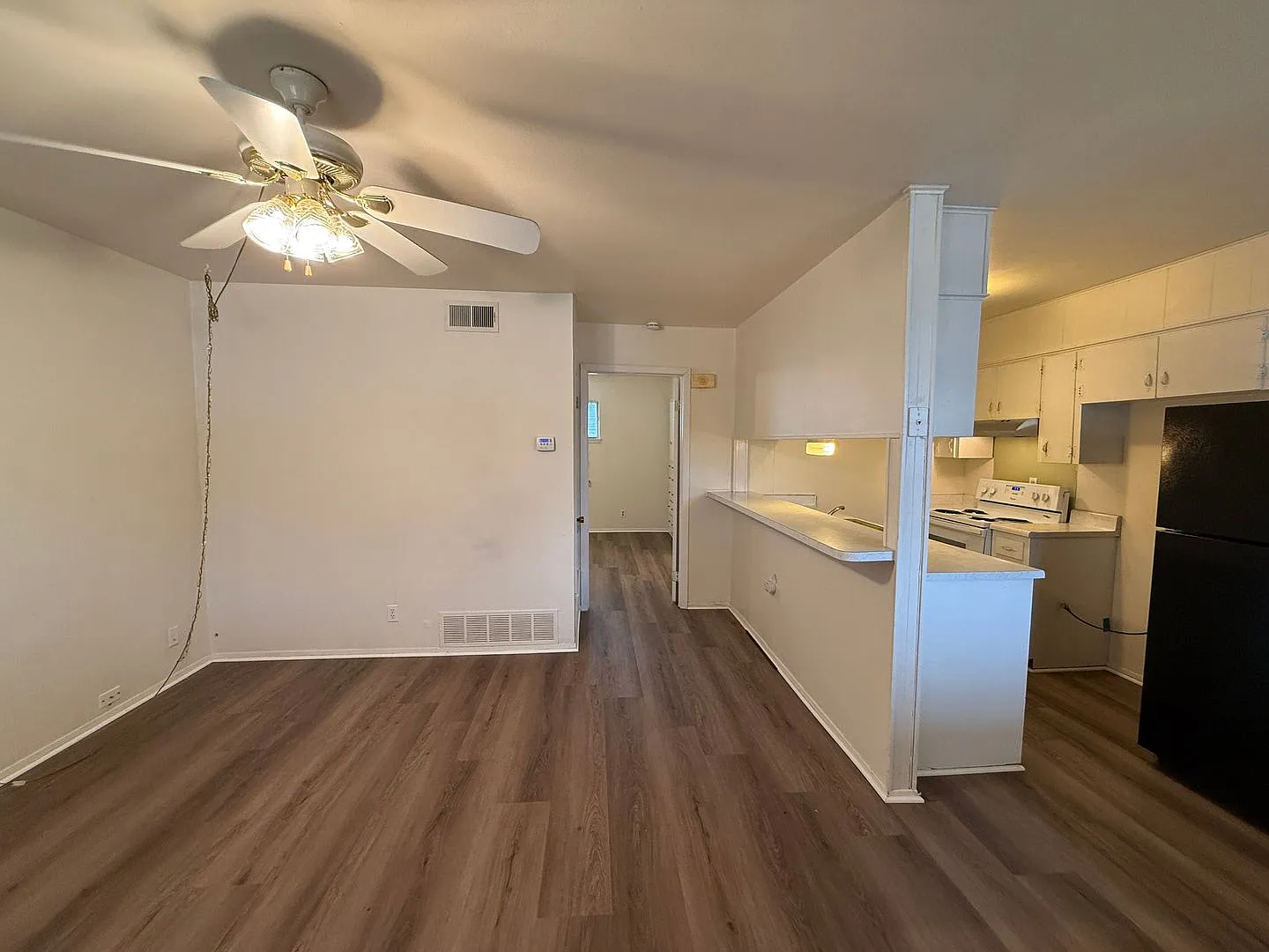 1/1 Triplex - End Unit /No Carpet / Vinyl Plank Flooring / Lots of Parking / CISD — Photo 2