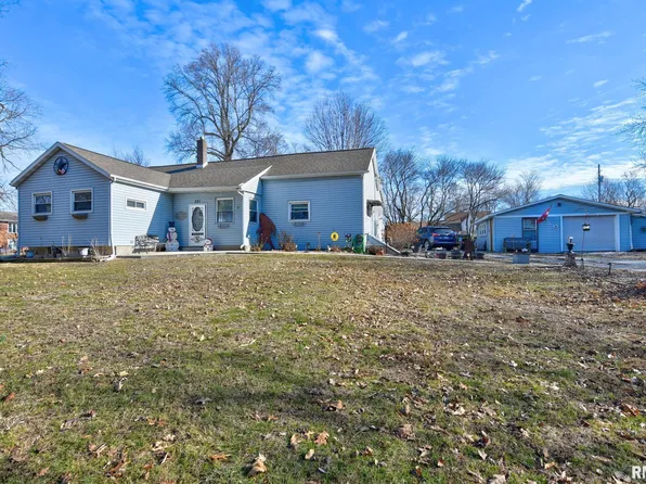 301 S Curtis St, Edinburg, IL 62531