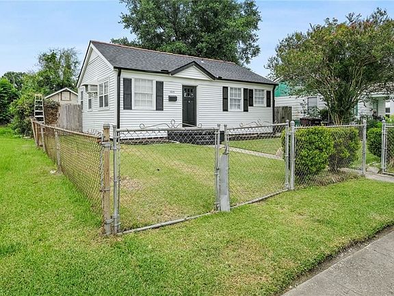 2nd image of 1009 Moisant St
