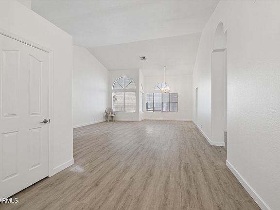 4th image of 648 W MUIRWOOD Drive