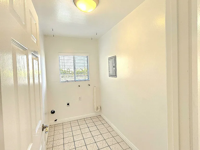 Beach Walk Apartments — Photo 16